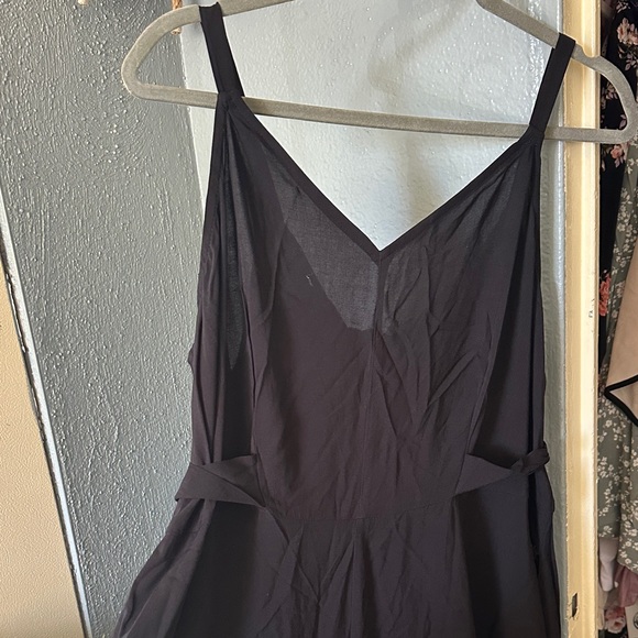 Elegant Black Sleeveless Dress - Picture 1 of 3